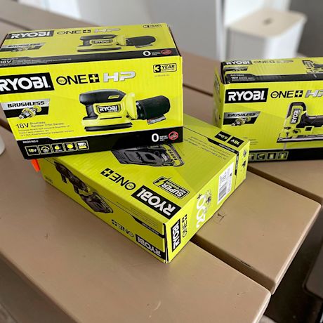 Testissä kuluttajalla Ryobin työvälineet: akkuepäkeskohiomakone Ryobi RJS18BX-0 HP, akkupistosaha Ryobi RJS18BX-0 HP ja akku ja laturi Ryobi rc18150-250x 18v ONE+ 2x5 Ah. Tuotteet löytyvät K-Raudan valikoimista.