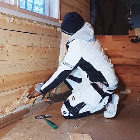 Kuvassa ammattilaisella testissä Snickers Workwear -työvaatteet. Tuotteet ovat myynnissä K-Raudassa.