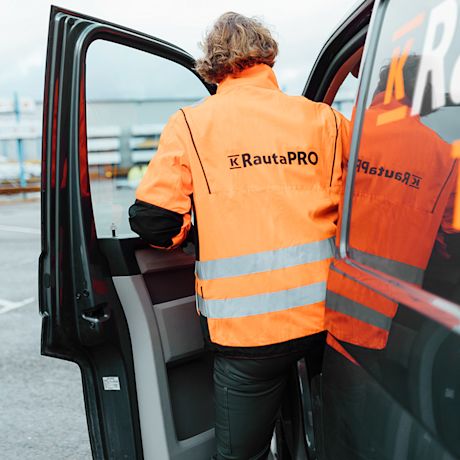 K-Rauta PRO -työtakki päällä oleva henkilö menossa pakettiautoon