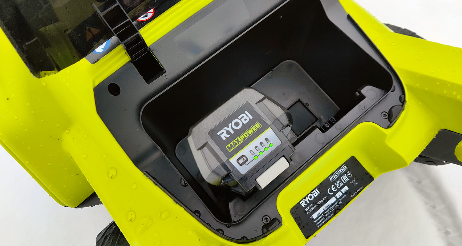 Lähikuvassa Ryobin lumilingon sisällä akku