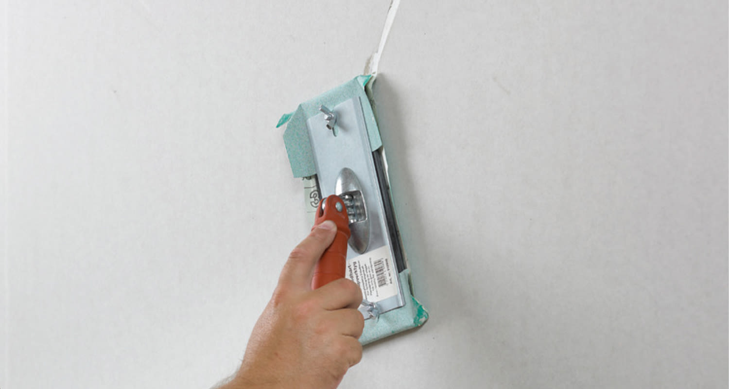 Maalari työstää seinää Cascon Multifill-tuotteella