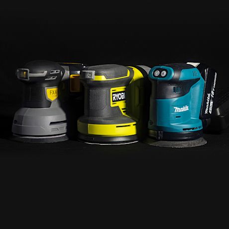 FXA XCLICK 18V -akkuepäkeskohiomakone, Ryobi RROS18-0 18V ONE+ -akkuepäkeskohiomakone sekä Makita DBO180Z 18V -akkuepäkeskohiomakone mustalla taustalla.