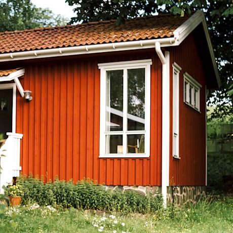 Ulkoverhouksen uusiminen: Kuvassa punainen kesämökki.