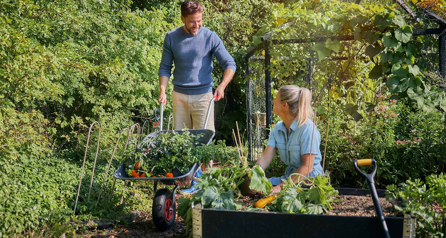 Vehreässä puutarhassa puuhastelua