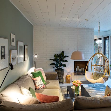 Valkoiseksi maalattu paneelikatto