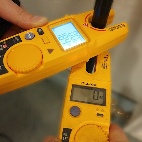 Fluke virtapihtimittari tuotetestissä ammattilaisella