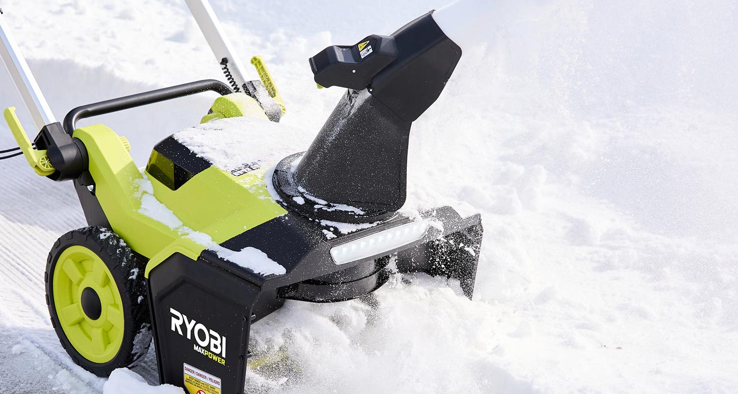 Ryobin akkukäyttöinen lumilinko on näppärä apu pihamaan lumitöissä, saatavissa K-Raudasta. Kuvan malli: lumilinko Ryobi RY36STX53A-150 Max Power 36V 1x5,0Ah