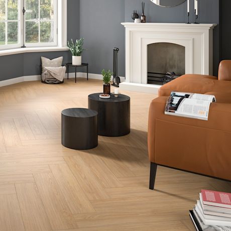 Kalanruoto-parketti olohuoneessa, vaaleaa puuta.