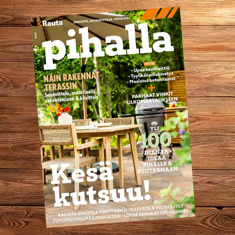 Puinen terassipöytä ja tuolit aurinkovarjon alla vehreällä pihalla grillin vieressä