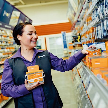 K-Raudan myyjä naula- ja ruuviosastolla