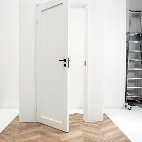 Valkoinen väliovi asennettuna seinäosaan