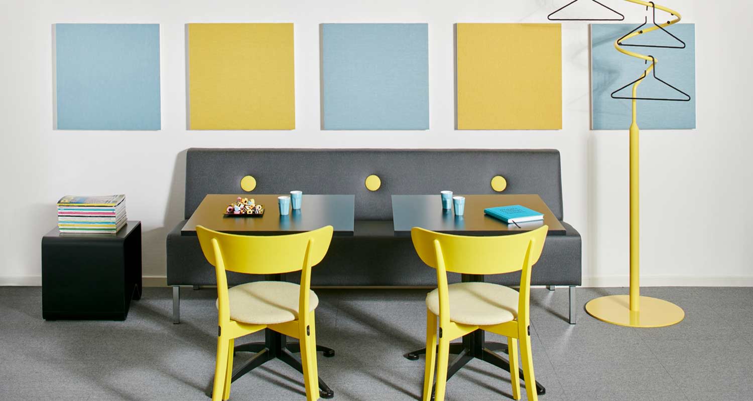 Akusto™ One -sisustusakustiikkalevyt ovat tiheää lasivillaa, ja niiden etupuoli on päällystetty lasikuitukankaalla. Levyjen absorptioluokka on A, ja niitä voi tilata eri kokoisina, muotoisina ja värisinä. Levyt kestävät viikoittaisen pyyhinnän ja imuroinnin. Kiinnikkeet sisältyvät toimitukseen.