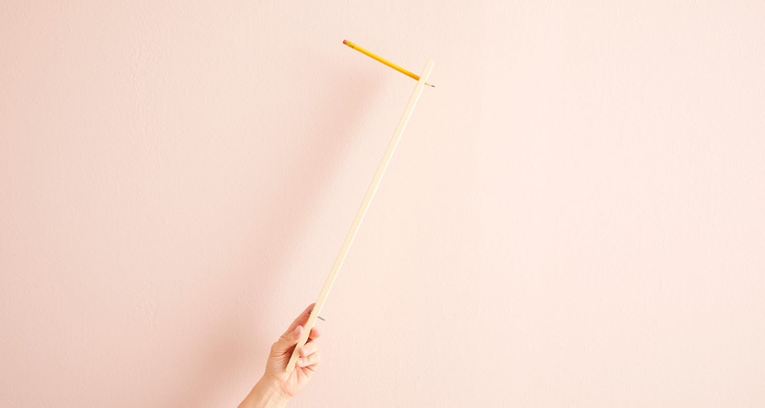 Peilin tehosteseinän teko-ohjeiden vaihe 1. Kuvassa itse tehty harppi, jolla holvin kaariosuus saadaan tehtyä helposti.