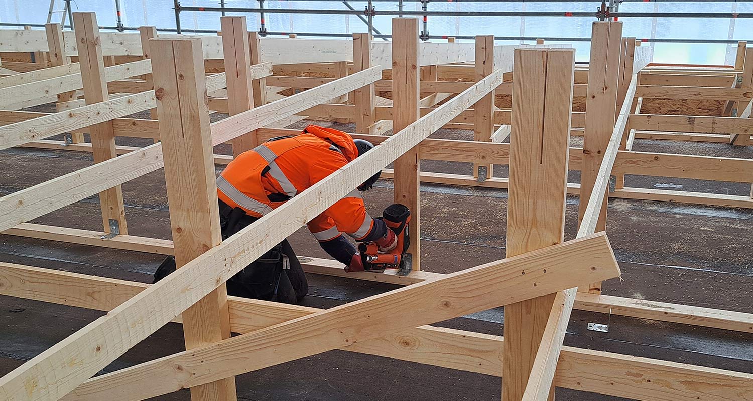 Ammattilainen testaa impulssiankkurinaulain Paslode PPN50XI työmaalla, tuote K-Raudan valikoimista.