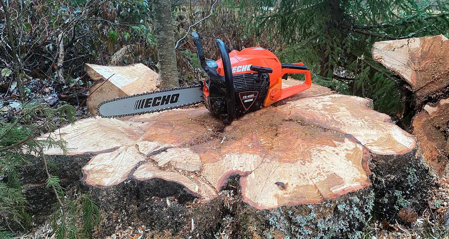 Kannon päällä lepää Echo-moottorisaha mallia CS 4920, saha myynnissä K-Raudassa