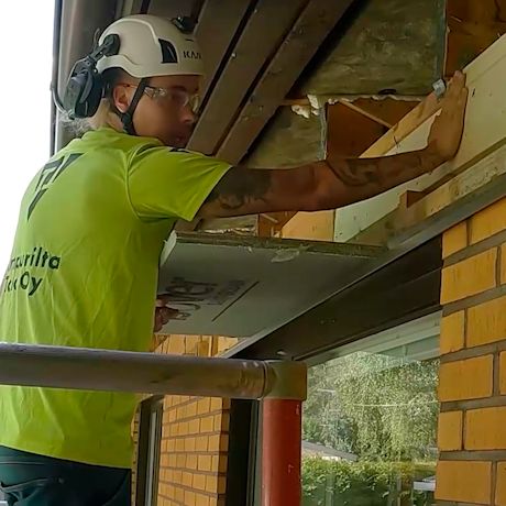 Tuulensuojalevyn asennus järvenpääläisessä omakotitalossa.