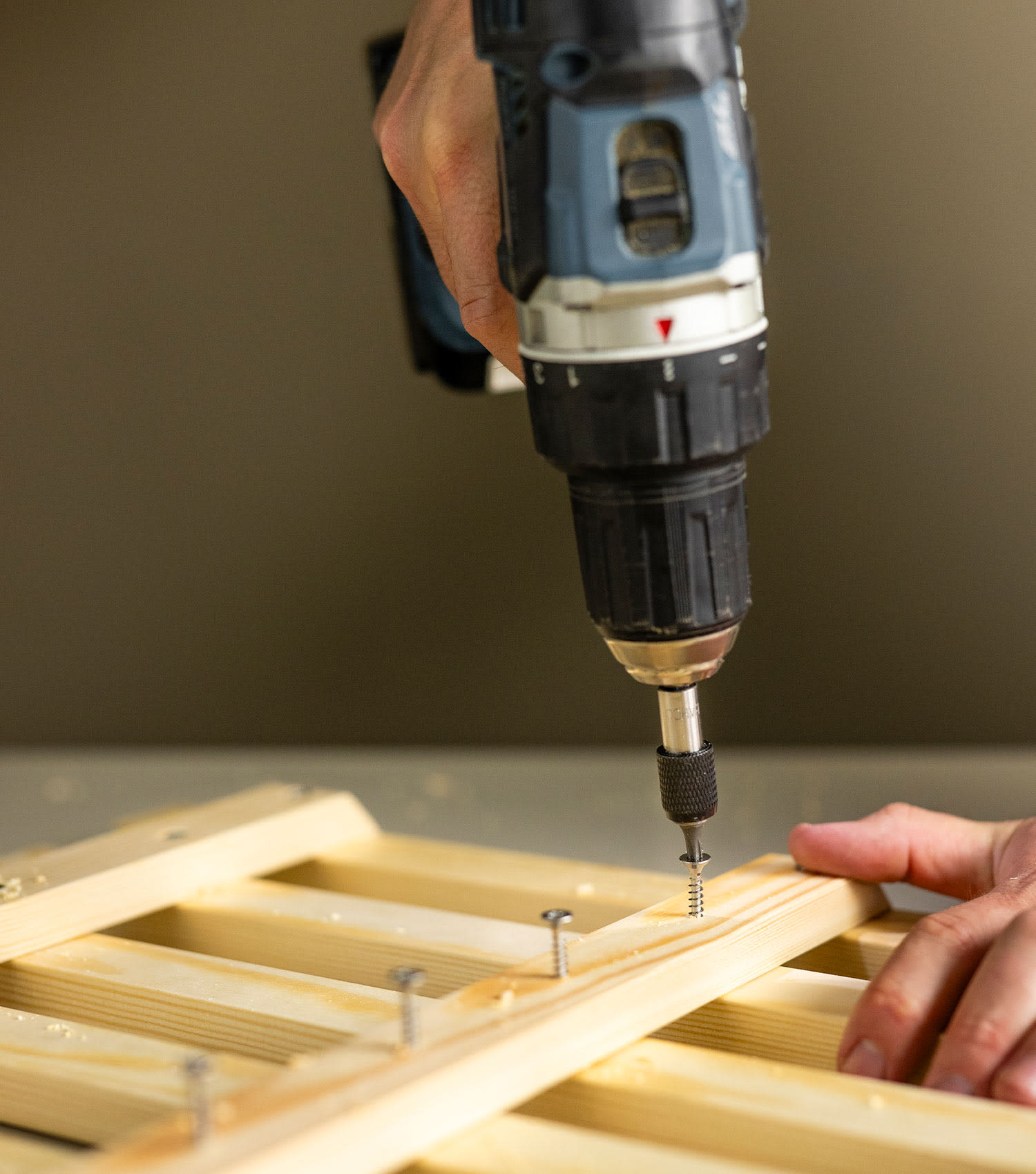 Tee itse parvekehylly ja oleskelunurkkaus: Runko-osien kiinnitäminen.