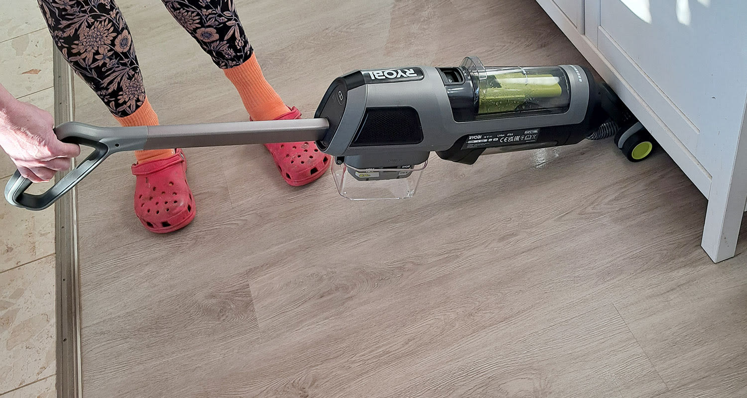 Laminaattilattian puhdistus Lattiapesuri Ryobi RHFC18BL-0 18V ONE+:lla.