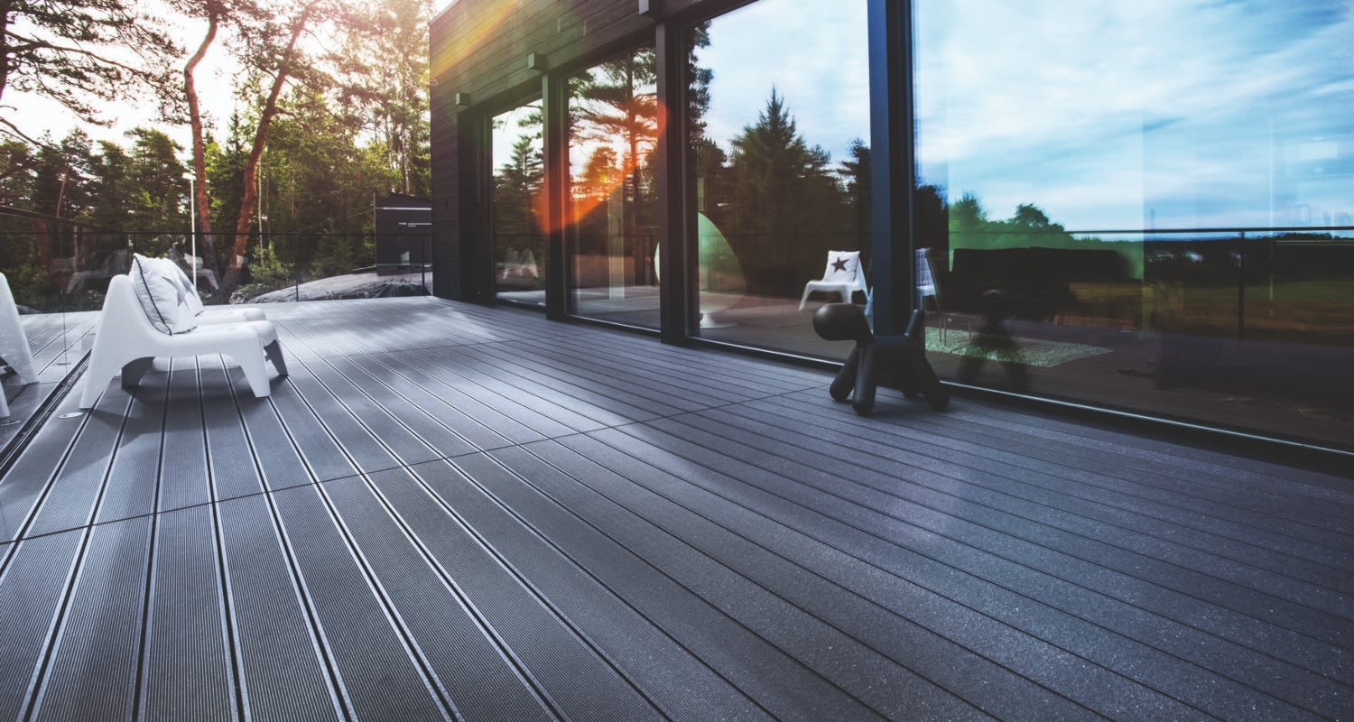 Komposiitti on helppohoitoinen, turvallinen ja sopii erinomaisesti modernin talon yhteyteen.