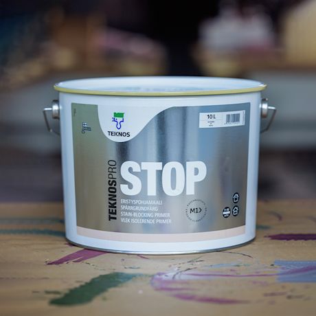Kuvassa näkyy TEKNOSPRO STOP Eristyspohjamaali, joka löytyy K-Raudan valikoimista.