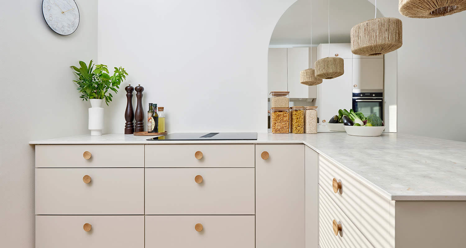 Johannan uusi keittiö, jonka kaapit, tasot, allas, vetimet ja kodinkoneet löytyvät K-Raudan Cello-keittiöiden valikoimista. Myös muut keittiön pintamateriaalit ovat K-Raudan valikoimista.