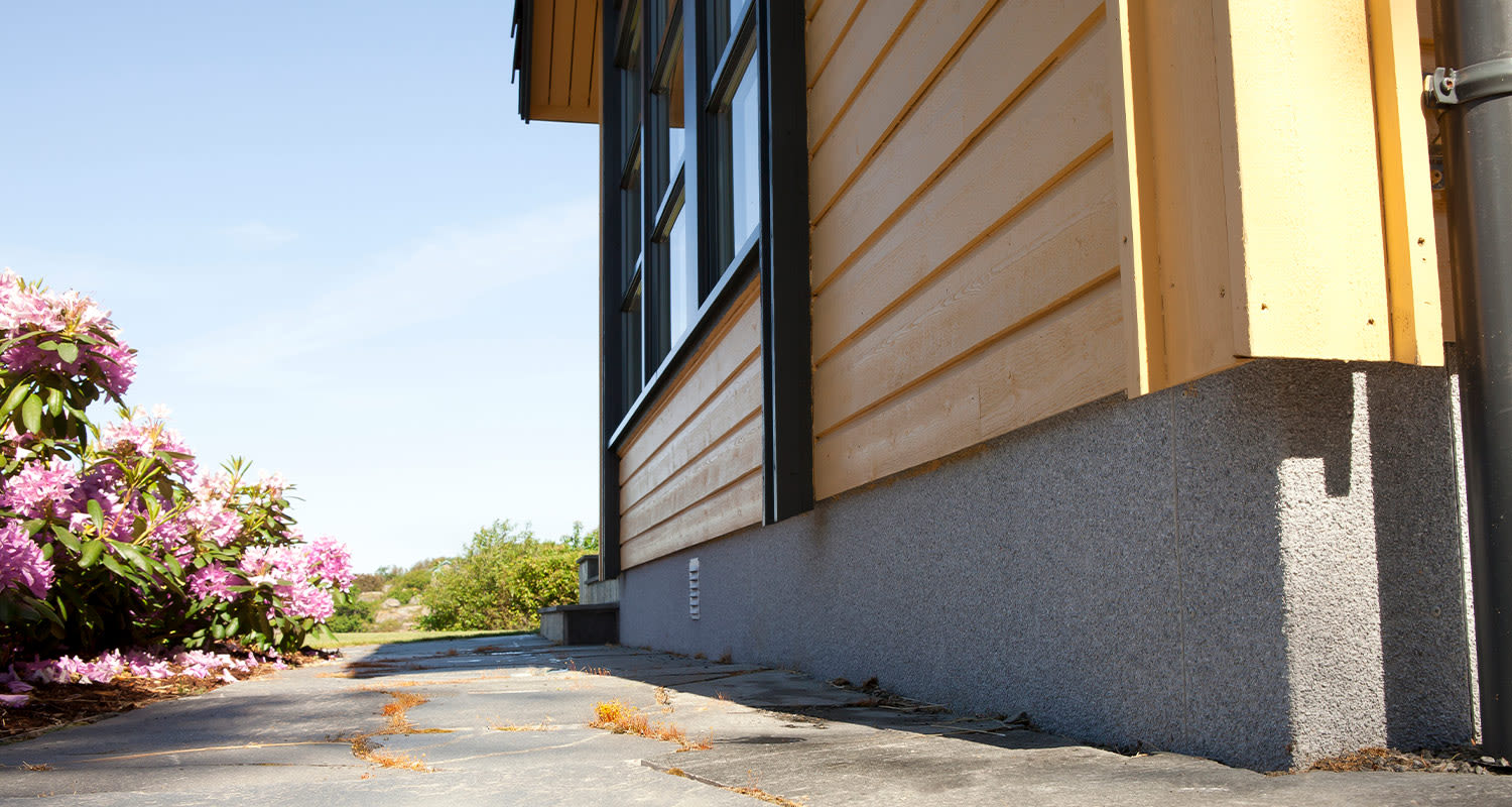 Kuvassa omakotitalon kunnostettu sokkeli.