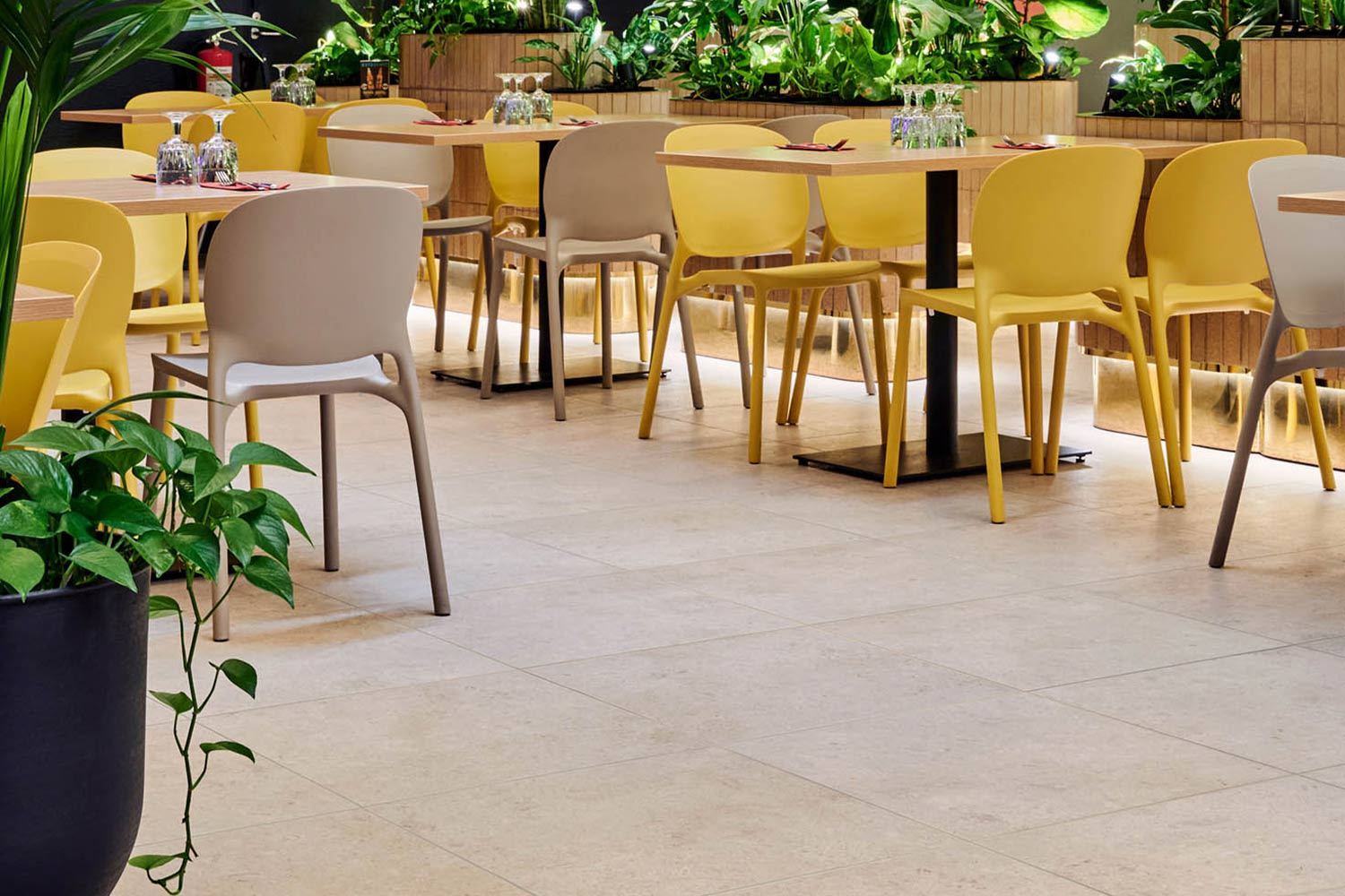 Kauppakeskus Redin ravintolamaailma Food Portin lattiassa on lattialaatta Caractér valkoinen 60x60, tuote löytyy K-Raudan valikoimista.