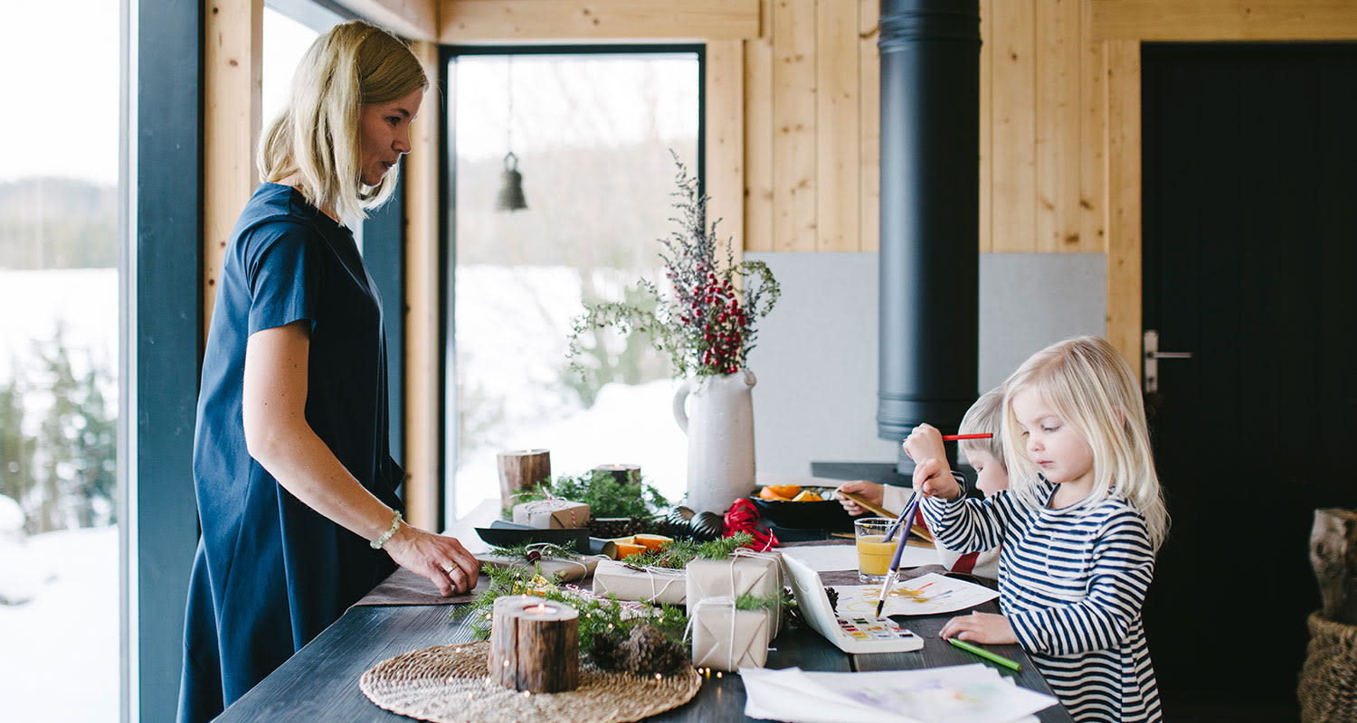 Nainen ja lapset pöydän äärellä
