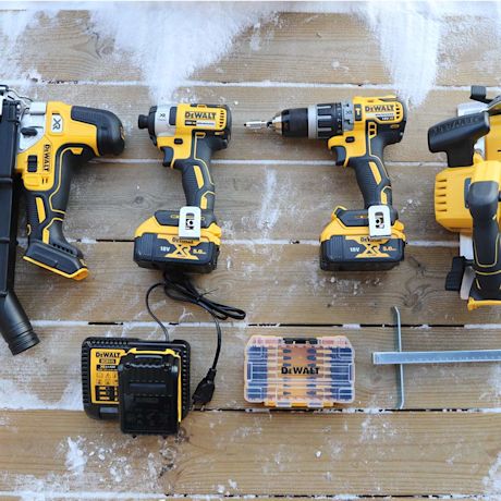 K-Raudassa myynnissä oleva akkukonesarja Dewalt DCK500P3T 18V testissä rakennusalan ammattilaisella, kuvassa sarjan kaikki koneet.