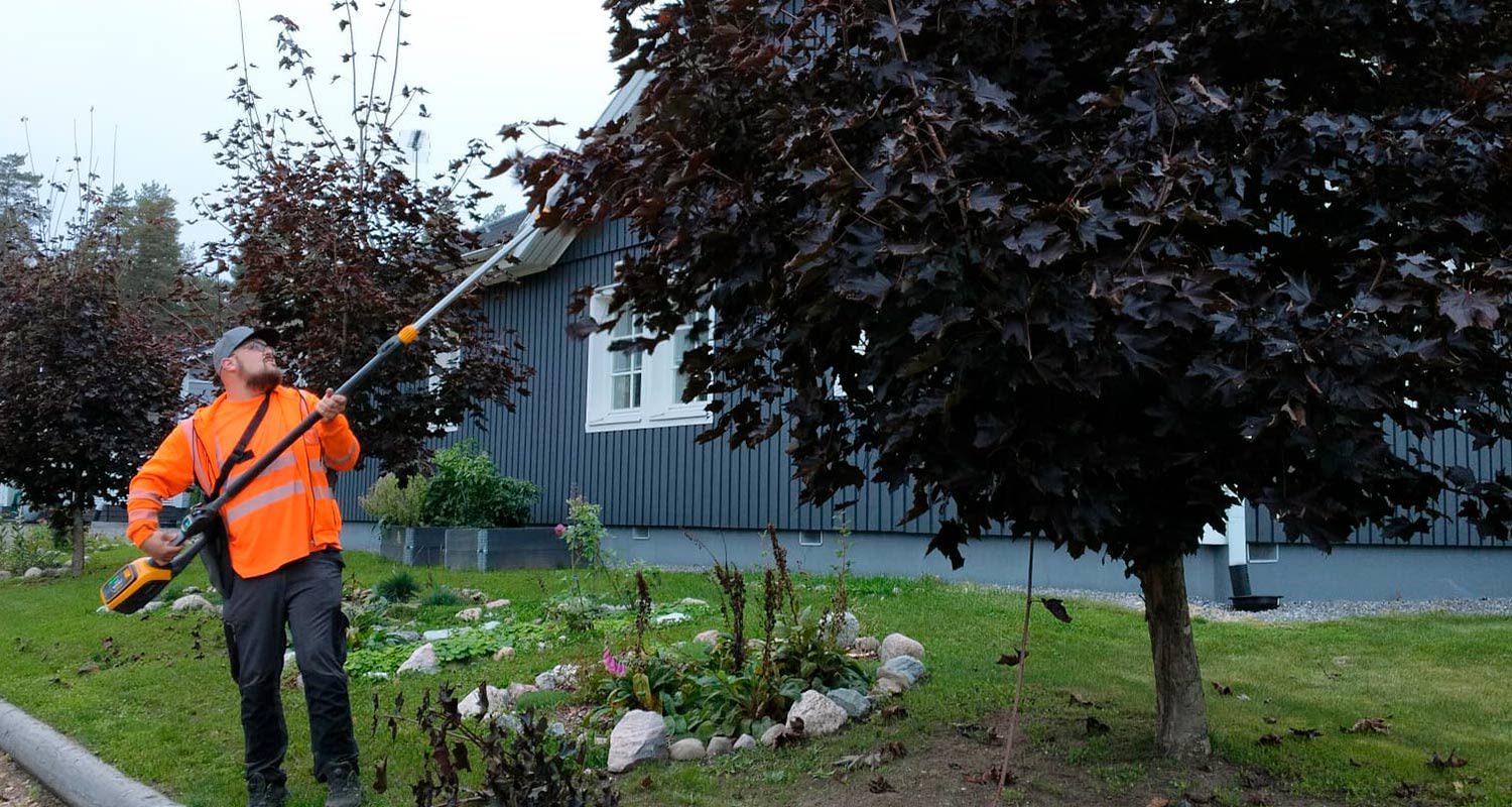 Puun siistiminen käynnissä akkumonitoimityökalu Stiga MT 500E Kit -työvälineellä