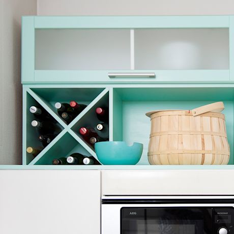 Vanhat keittiön kaapit maalattuina mintunvihreällä Teknoksen Futura Aqua 20 kalustemaalilla, tuotteet löydät K-Raudasta