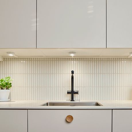 Kuvan vaaleassa keittiössä on pitkulaista Cello Piano -mosaiikkilaattaa, joka tuo raikkaan ilmeen vaaleaan keittiöön.