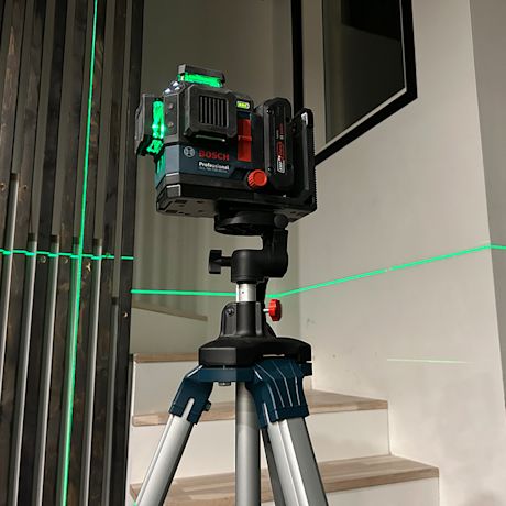 Bosch-linjalaser GLL 18V-120-33 CG käytössä rimaseinän asennuksessa. Tuote K-Raudan valikoimista.