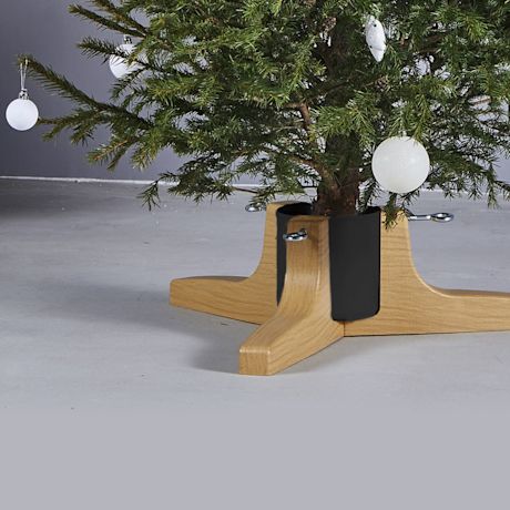 Kuvassa joulukuusen puinen jalka ja joulukuusi jalassa.