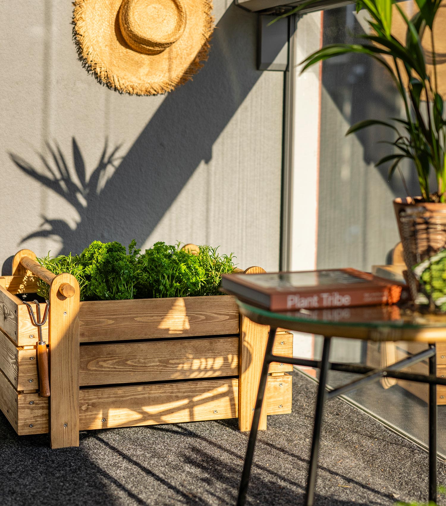 Tee itse kasvatuslaatikko parvekkeelle: Kuvassa valmis kasvatuslaatikko