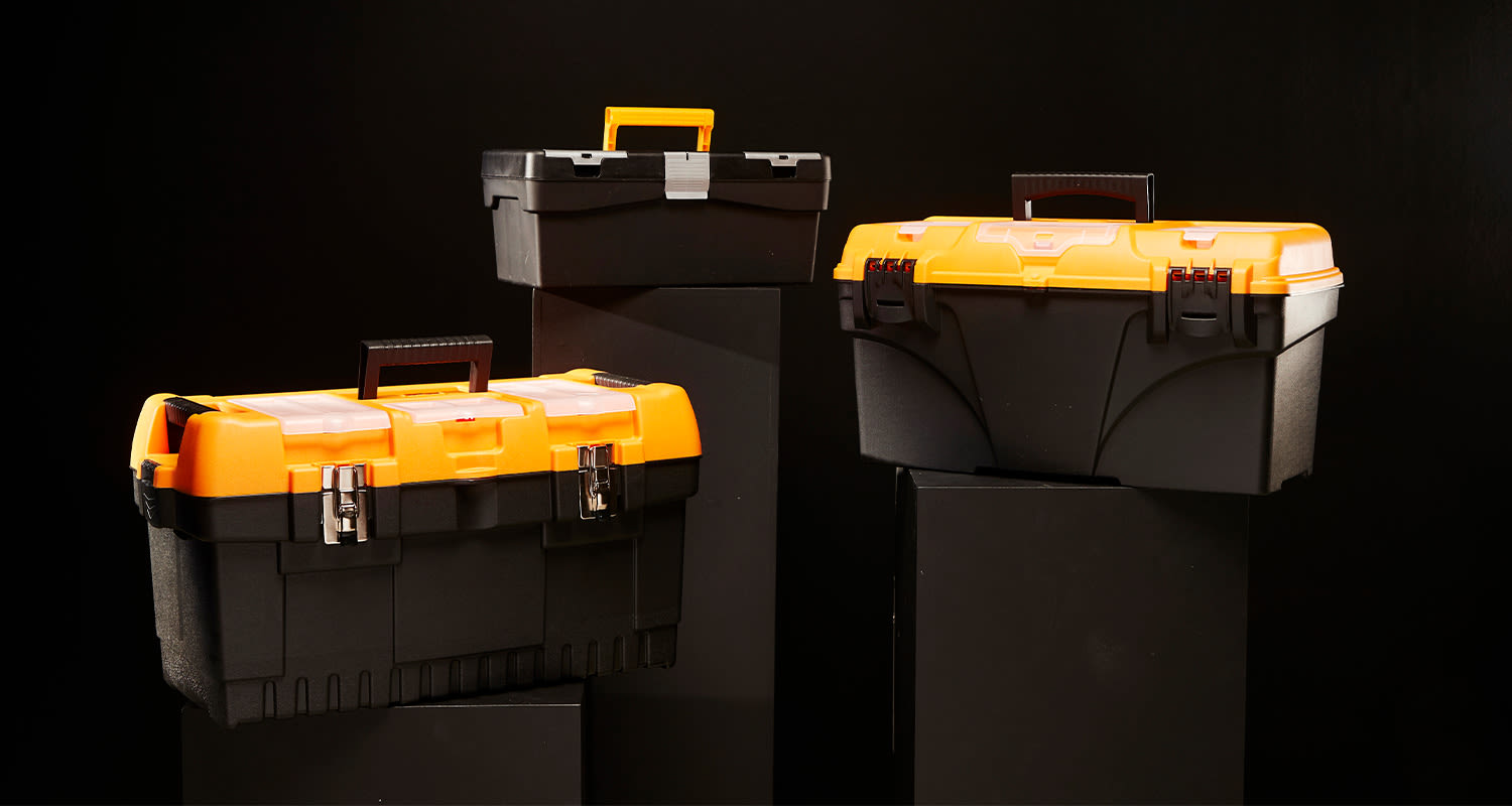 Kolme erilaista työkalupakkia mustalla taustalla.