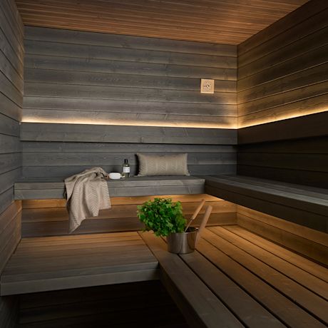 Kuvassa sauna, saunatarvikkeita sekä lauteiden alle asennetut Cello led-valaisimet, joilla luodaan saunaan tunnelmallinen valaistus.