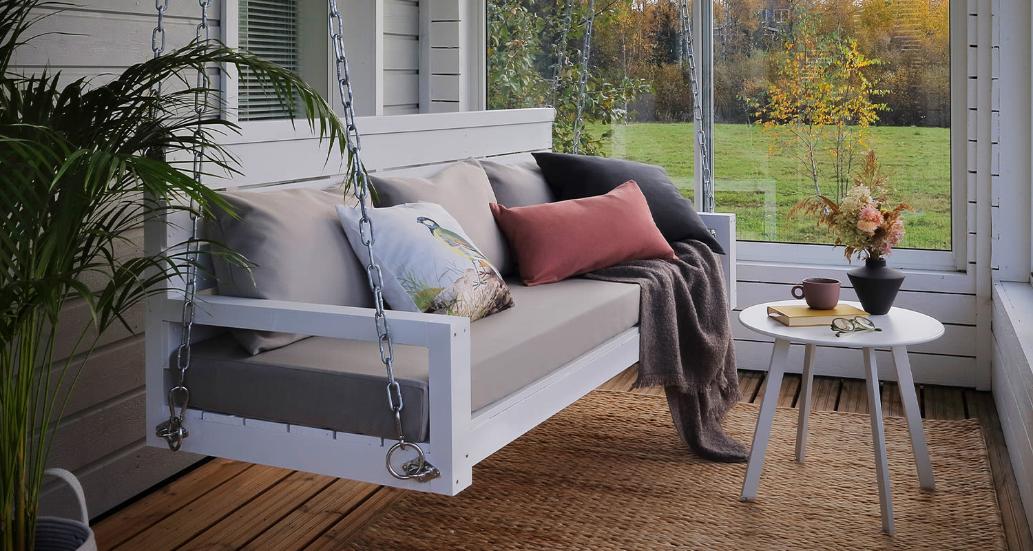 Valmis riippukeinu talon terassilla. Kuvan riippukeinu on rakennettu K-Raudan ohjeilla sekä tarvikkeilla.