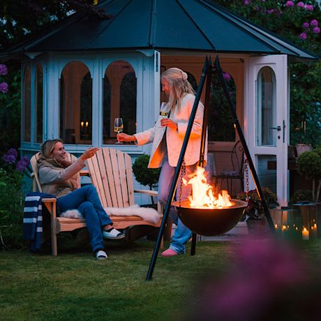 Tunnelmallinen tulisija pihamaalla huvimajan edustalla. Tulisijat löydät K-Raudasta.
