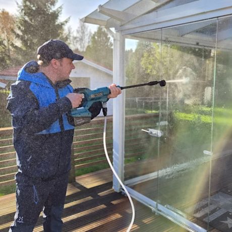 Terassilasituksen pesussa Makitan akkupainepesuri DHW180Z LXT 18V