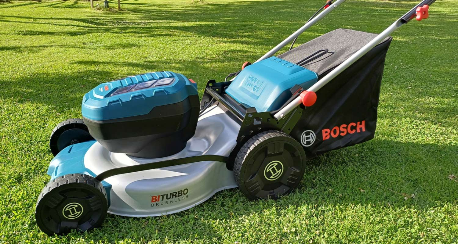 Ajetulla nurmikolla akkuruohonleikkuri Bosch GRA 18V2-46 Solo.