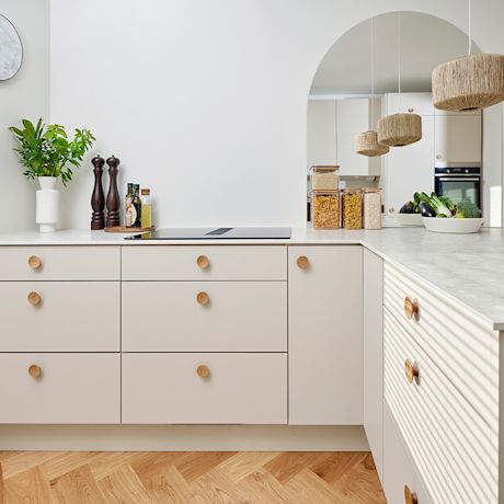 Uusi keittiö remontin jälkeen. Keittiön kaapit, tasot ja muut materiaalit keittiöön hankittiin K-Raudasta.