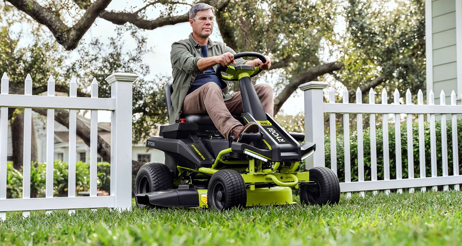 Ryobin akkuajoleikkuri käytössä