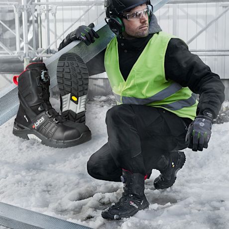 Kuvassa vetisellä lumella turvasaappaat JALAS 9998 Exalter GTX