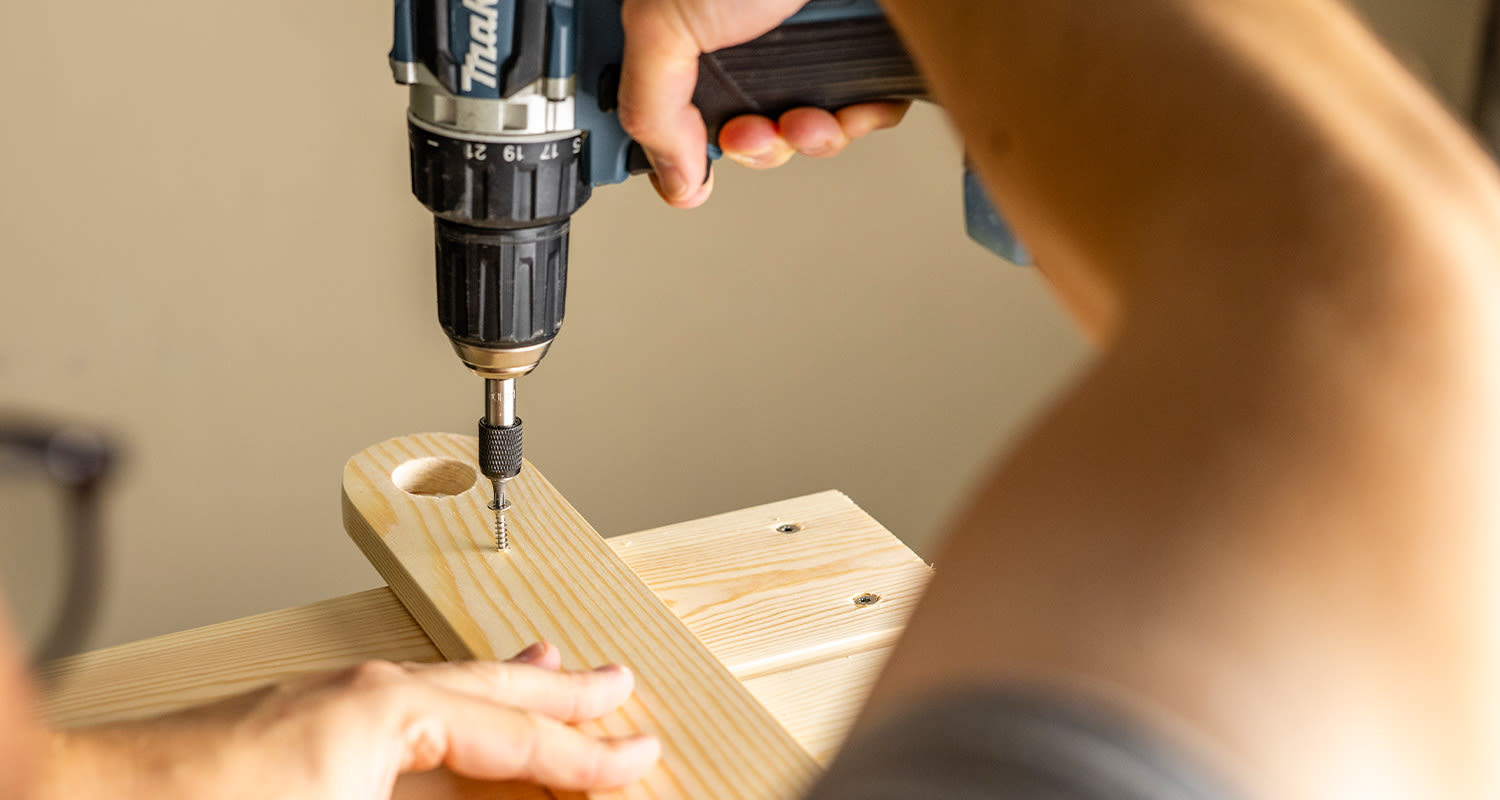 Tee itse kasvatuslaatikko parvekkeelle: Kuvassa kasvatuslaatikon osia porataan