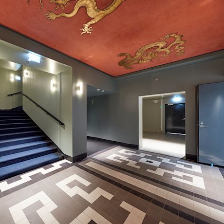 Näyttäväksi maalattu hotellin porrastila