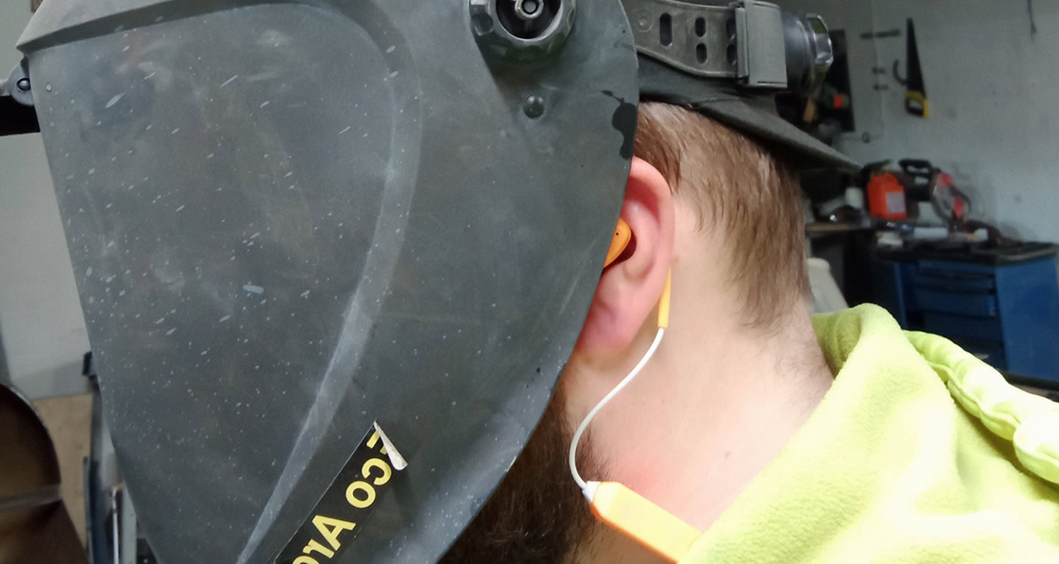 Hitsausmaskin kanssa käytössä korvatulpat Honeywell In-Ear Impact Pro