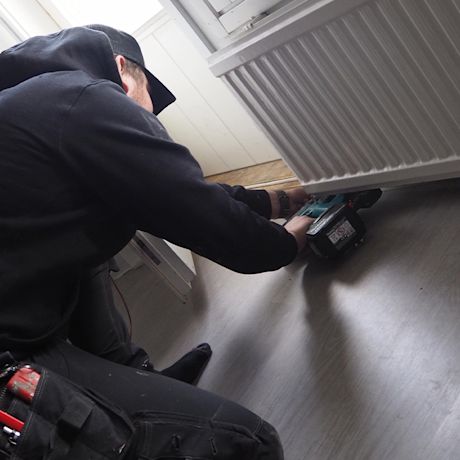 Ammattilainen testaa Makltan viimeistelynaulainta työkohteessa