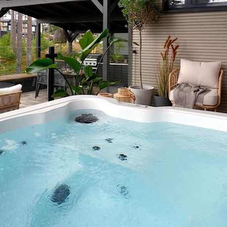 Kutsuva ulkoporeallas viihtyisällä terassilla. Ulkoporealtaat K-Raudasta myös ympärivuotiseen käyttöön.