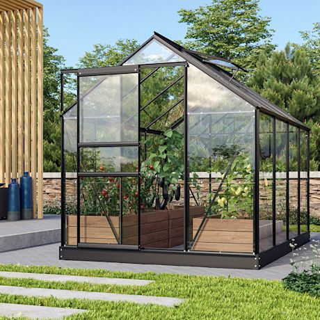 Musta kasvihuone K-Raudasta modernilla terassilla